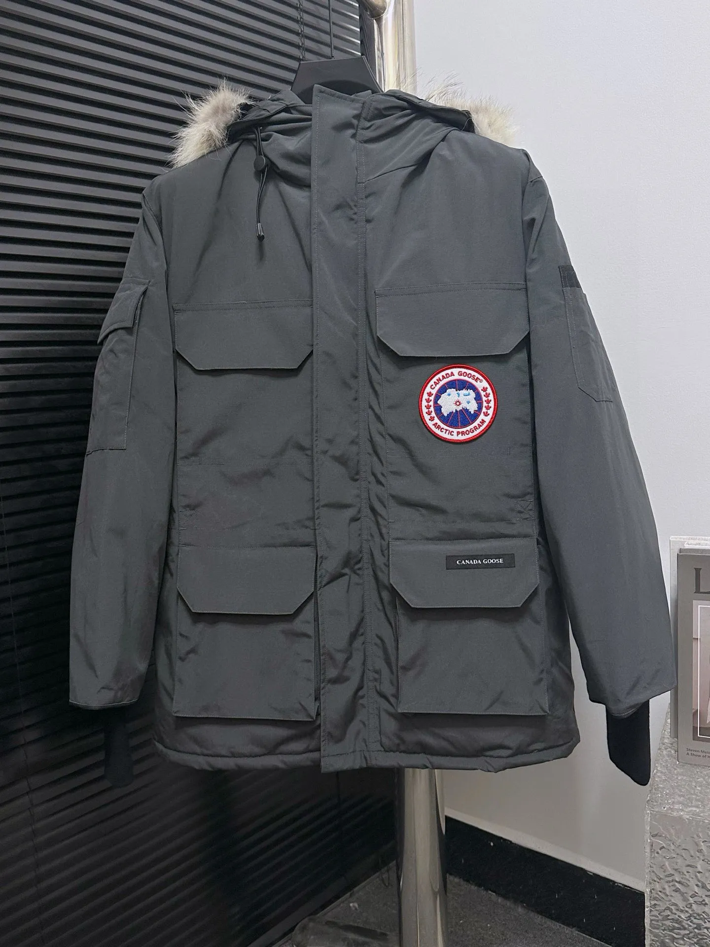 P780 Top Purchasing Version (Wolf Hair Optional) 🇨🇦CANADA GOOES 24 new models 08 models/couple models Factory direct supply: supplying global purchasing agents, micro-business, entities, Tmall, high-end stalls and studio cooperation, free shipping! Canada Goose Expedition Parka 2008 is the same style for men and women. It is mid-length and the most timeless classic. All Arctic and Antarctic scientific expedition teams choose Canada Goose as their cold-proof equipment. It is the Rolls-Royce of down jackets. ➖ Industry-leading anti-counterfeiting chip sensing. ➖ Imported Behringer embroidery machines and customized embroidery labels, the highest level and industry leading. ➖ Imported Korean 21-count polyester-cotton blended original fabric, TC85 waterproof coated fabric, water-repellent, windproof and wear-resistant. ➖ The new national standard 80 white duck down is filled with an average of 520 grams of down. The amount of down filled is industry-leading. ➖ 100% nylon lining with double double-layer sealing design to prevent velvet running, and seamless thread design on the cuffs! ➖ Western Canadian Green Wolf Collar. ➖ Yoshida YKK provides original factory-customized electroplated sliders. YKK two-way lockable zippers are tight and smooth and do not peel off paint. ➖ 3M composite Velcro is durable and the accessories and hardware are all custom-made. Note: Our copywriting is only simple and clear. Instead of bragging about the copywriting, it is better to compare and understand with samples. Only for the purest goose, the most dedicated, the most professional, the highest quality, the highest cost performance!  Size:XS-XXL